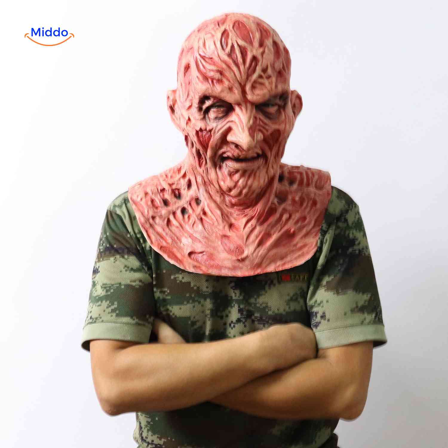 Zombiora Masker persoon draagt verbrand gezichtsmasker camo shirt armen gevouwen zijkant www.middo.nl