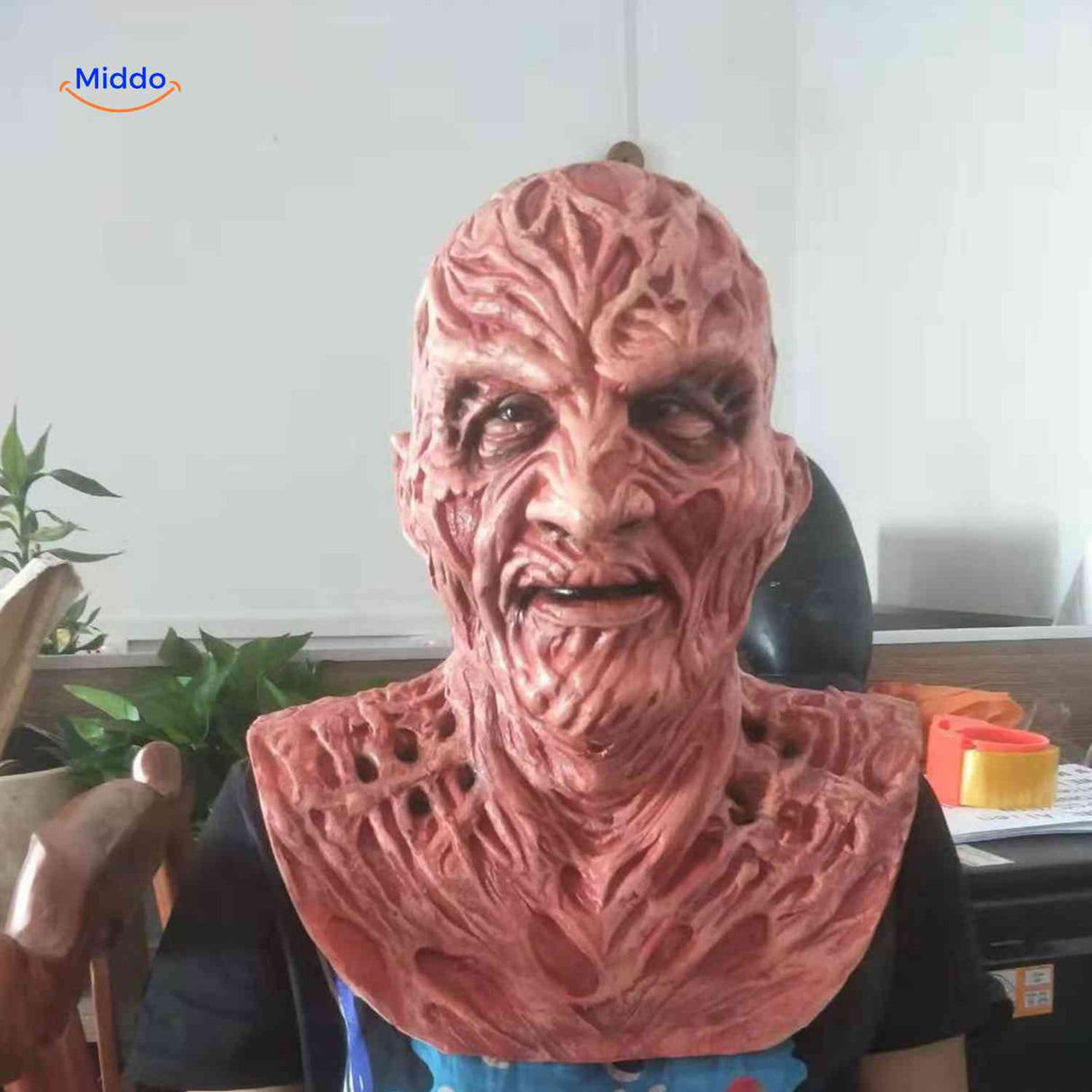 Zombiora Masker persoon draagt verbrand gezichtsmasker www.middo.nl