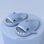 ZomerSharkies blauwe slippers op blauwe achtergrond - www.middo.nl