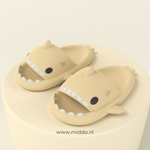 ZomerSharkies lichtgele slippers op lichtgele achtergrond - www.middo.nl