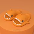 ZomerSharkies oranje slippers op oranje achtergrond - www.middo.nl