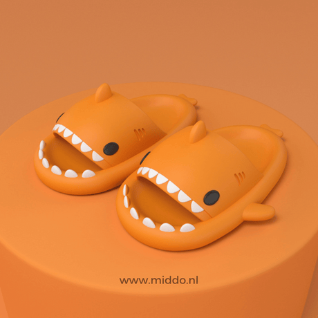 ZomerSharkies oranje slippers op oranje achtergrond - www.middo.nl