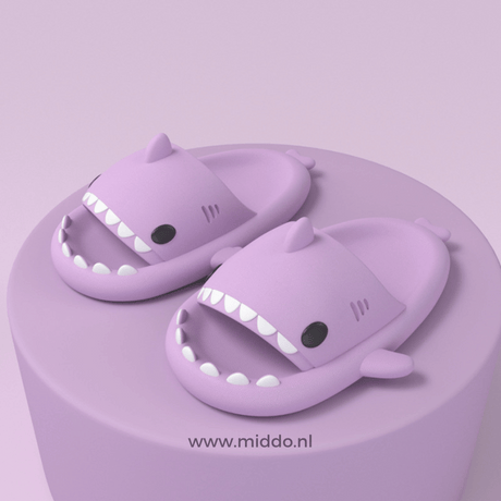 ZomerSharkies paarse slippers op paarse achtergrond - www.middo.nl