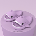 ZomerSharkies paarse slippers op paarse achtergrond - www.middo.nl