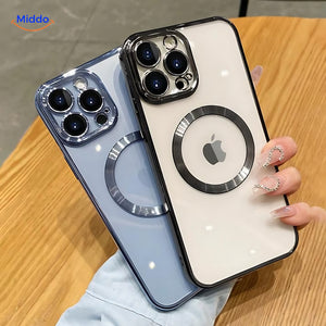 Vrouw die 2 iCase iPhone hoesjes vasthoudt