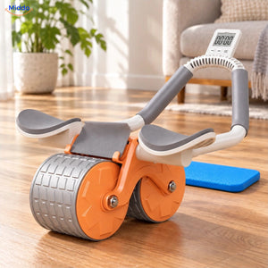 AbWheel Pro oranje met timer en compacte kniemat in een woonkamer – kniemat 34 × 15 cm