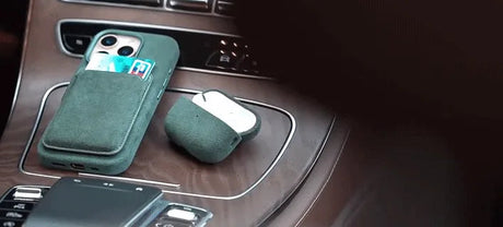 hand houdt smartphone met magnetische kaarthouder portemonnee bevestigd www.middo.nl
