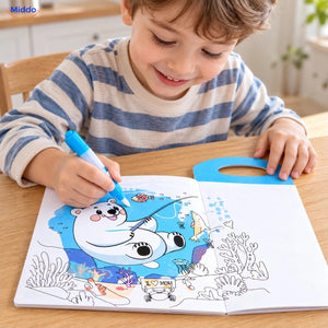 Kind kleurt met de waterpen in het blauwe AquaDraw waterkleurboek