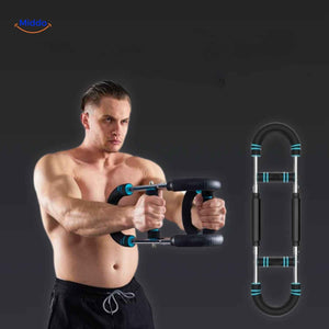 armflex trainer man demonstreert armtrainer voor borst en biceps www.middo.nl