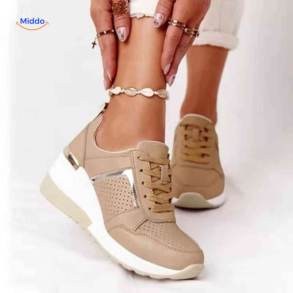 beige wedge sneakers zij en achteraanzicht met gouden detail en dikke zool www.middo.nl