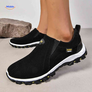 bruine stridex instapschoenen heren gedragen met zwarte broek lifestyle beeld www.middo.nl