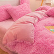 5-delige teddy fluffy fleece beddengoed set in bubblegumroze, opgemaakt op een bed in een lichte slaapkamer