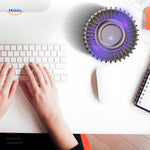 Buzzaway Elektrische Muggenlamp Op Een Computertafel in Werking