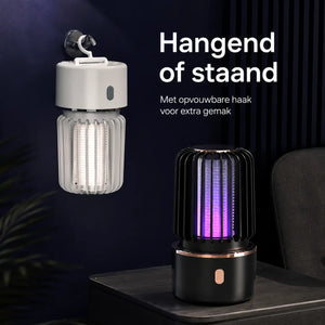 BuzzAway muggenlamp hangend aan de haak en staand op een tafel