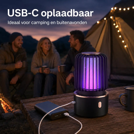 Oplaadbare BuzzAway muggenlamp met USB-C tijdens een avond op de camping