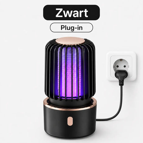 Zwarte BuzzAway plug-in muggenlamp aangesloten op een stopcontact