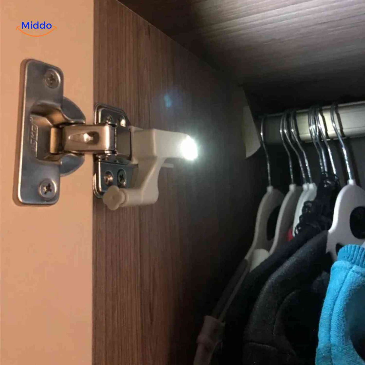 cabintra lamp helder wit led licht in dichte kastdeur www.middo.nl
