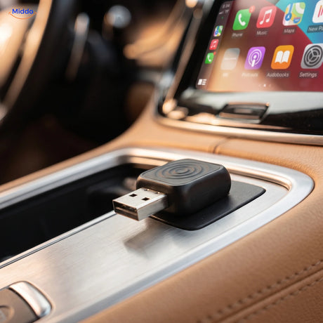 CarLink Pro met zichtbare USB-A-stekker voor het autoscherm met Apple CarPlay