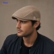 Khaki Casual Mesh Flat Cap gedragen door een model