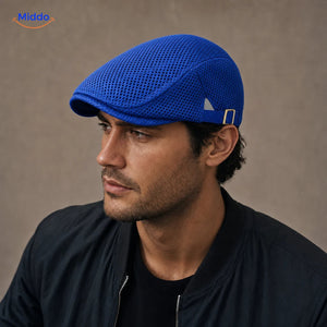 Koningsblauw Casual Mesh Flat Cap gedragen door een model