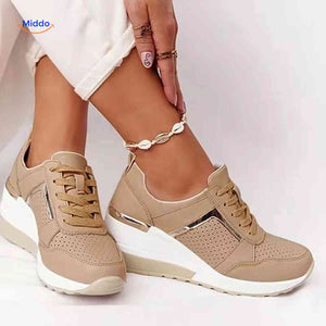 close up beige platform sneakers met geperforeerde panelen en gedempte zool www.middo.nl