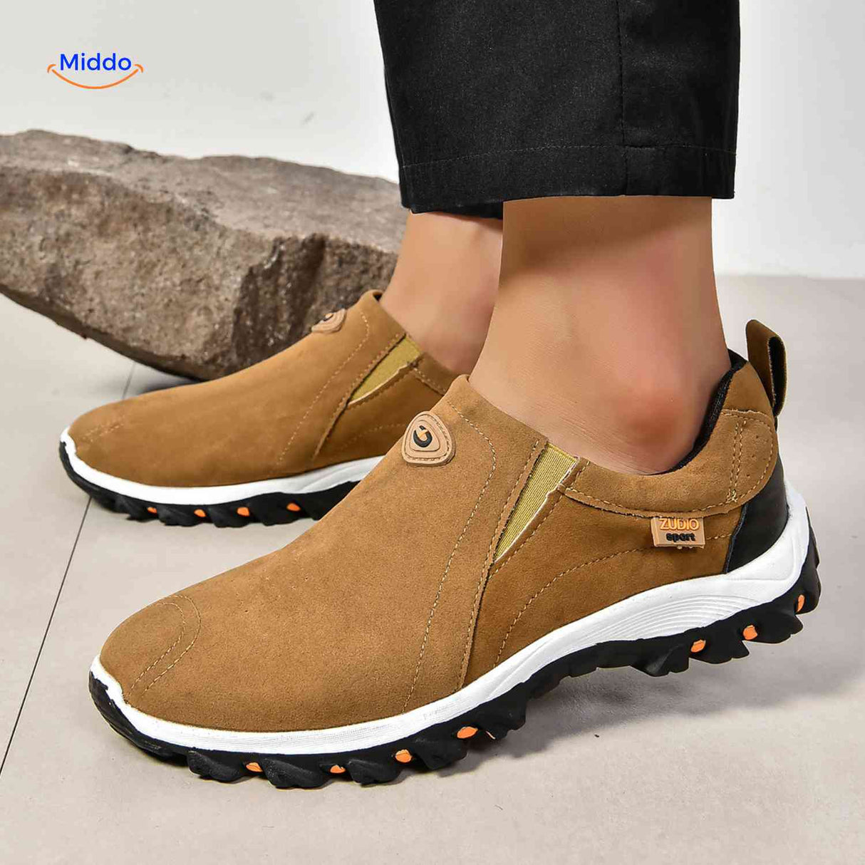 close up bruine suede heren schoenen stridex instapmodel comfort design www.middo.nl