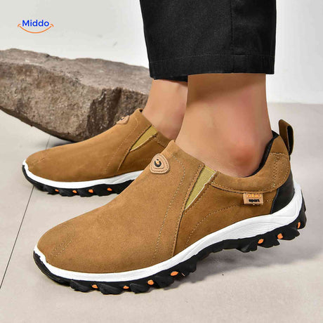 close up bruine suede heren schoenen stridex instapmodel comfort design www.middo.nl