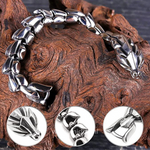 Close-up van zilveren drakenarmband op hout