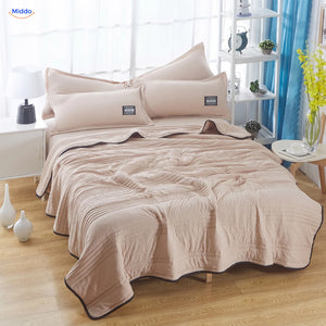 Coolwave koeldeken in de kleur beige op een opgemaakt bed