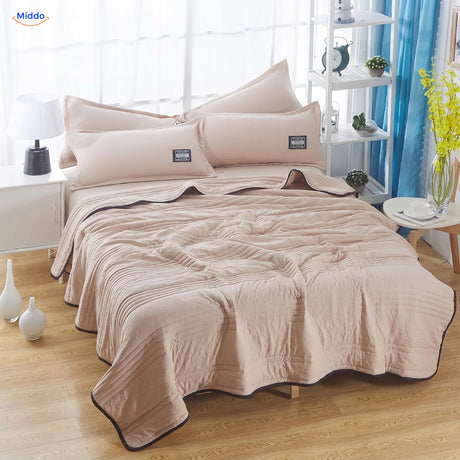 Coolwave koeldeken in de kleur beige op een opgemaakt bed