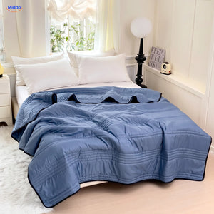 Coolwave koeldeken in de kleur donkerblauw op een opgemaakt bed