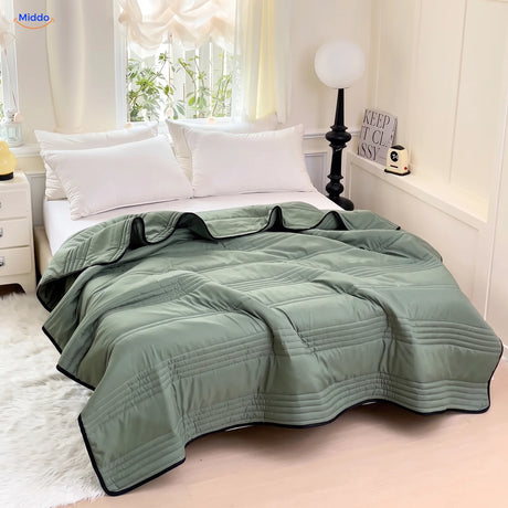 Coolwave koeldeken in de kleur militair groen op een opgemaakt bed