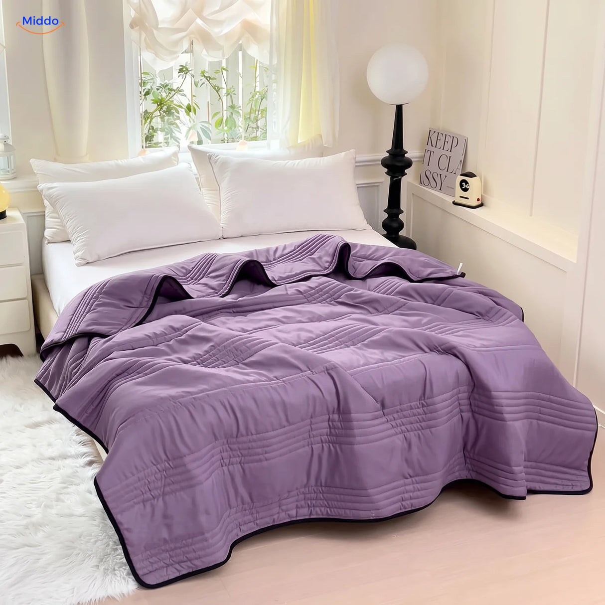 Coolwave koeldeken in de kleur paars op een opgemaakt bed
