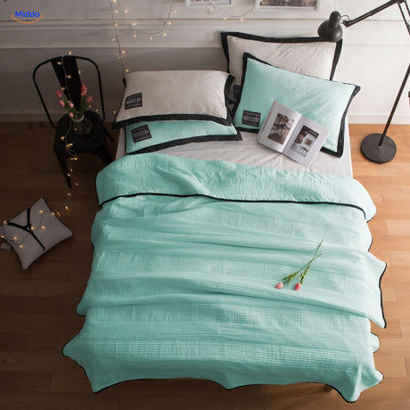 Coolwave koeldeken in de kleur water groen op een opgemaakt bed