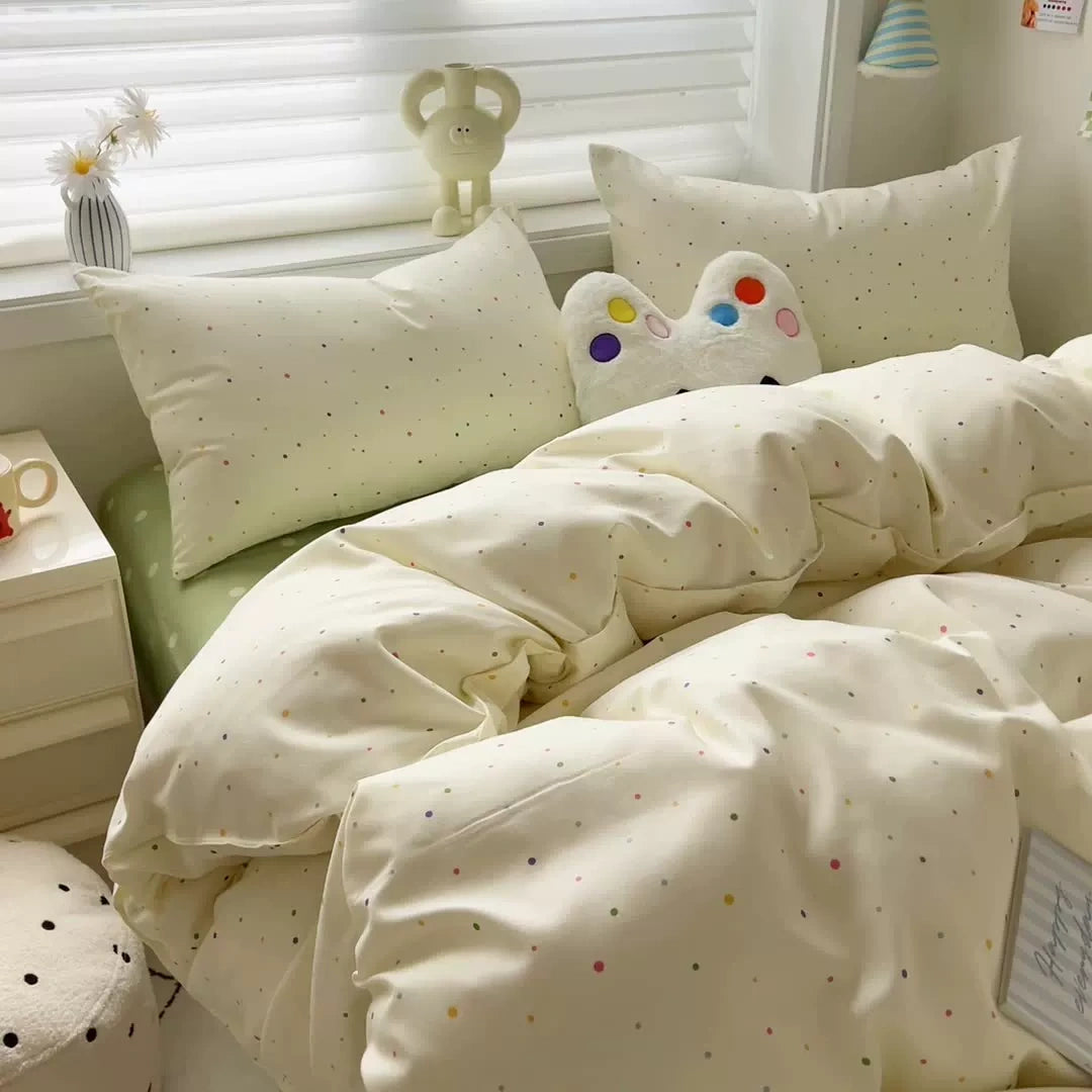 CottonNest crème beddengoed met confettistippen in een lichte slaapkamer