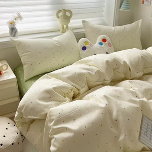 CottonNest crème beddengoed met confettistippen in een lichte slaapkamer