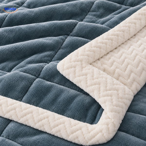 CozyFleece staalblauwe deken met brede crèmekleurige fleeceboord