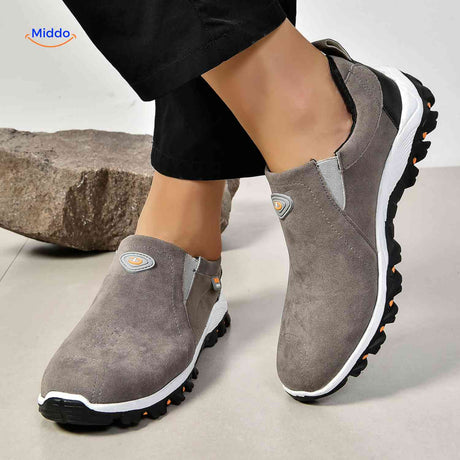 detail van grijze stridex slip on schoen zool en profiel outdoor grip www.middo.nl
