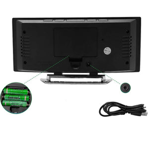 Achterkant van digitale wekker met batterijen en USB-aansluiting.