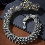 draken armband gekruld klaar om te dragen