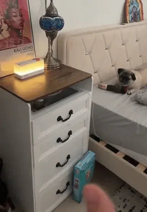 dreamglow speaker op nachtkastje met sfeervol warm licht voor slaapkamer www.middo.nl