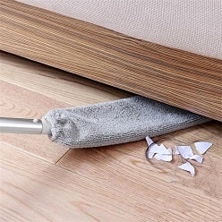 EasyClean uitschuifbare stofdoek reinigt onder een bed
