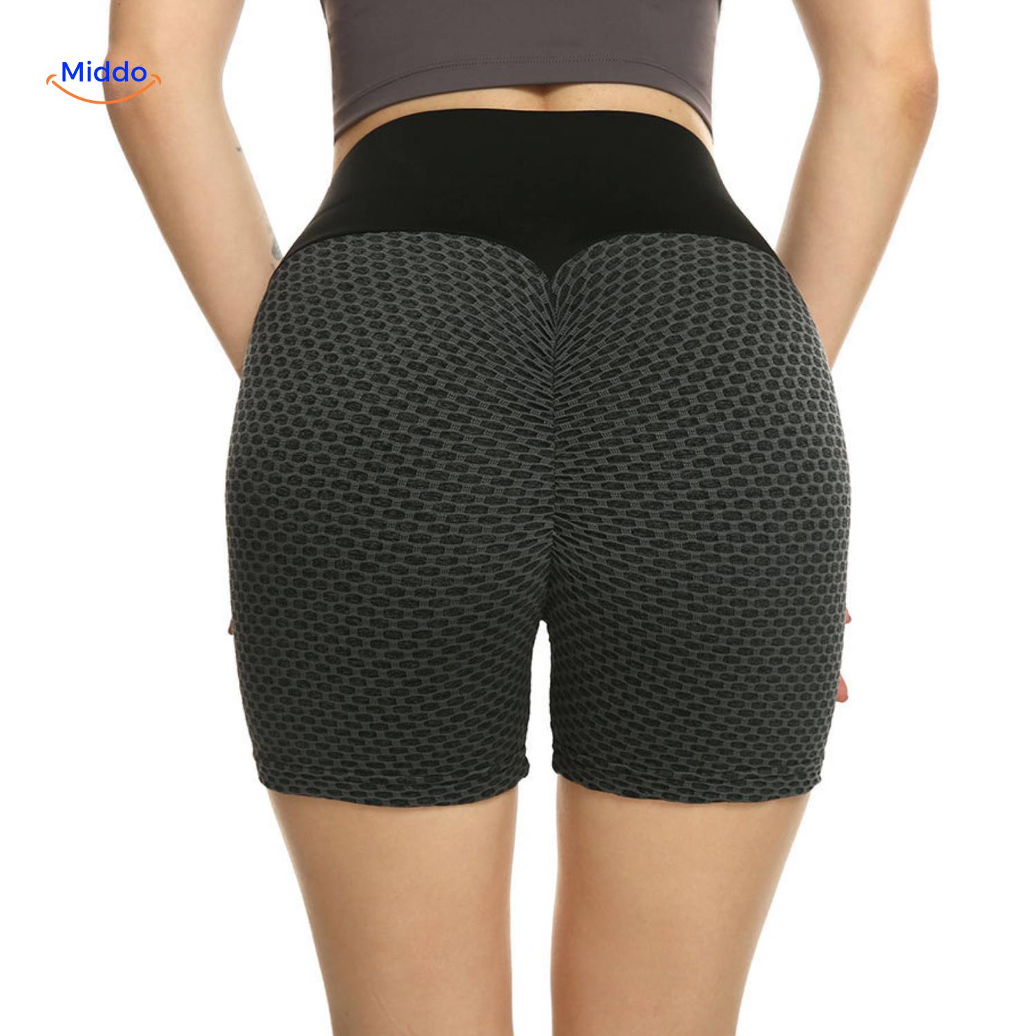 flexfit een vrouw in zwarte shorts casual geposeerd van achteren tegen een neutrale achtergrond
