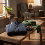 froston jas gevouwen jas op tafel met sjaal en handschoenen www.middo.nl