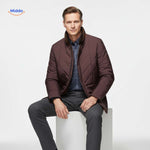 froston jas man zittend met bruine gewatteerde jas www.middo.nl