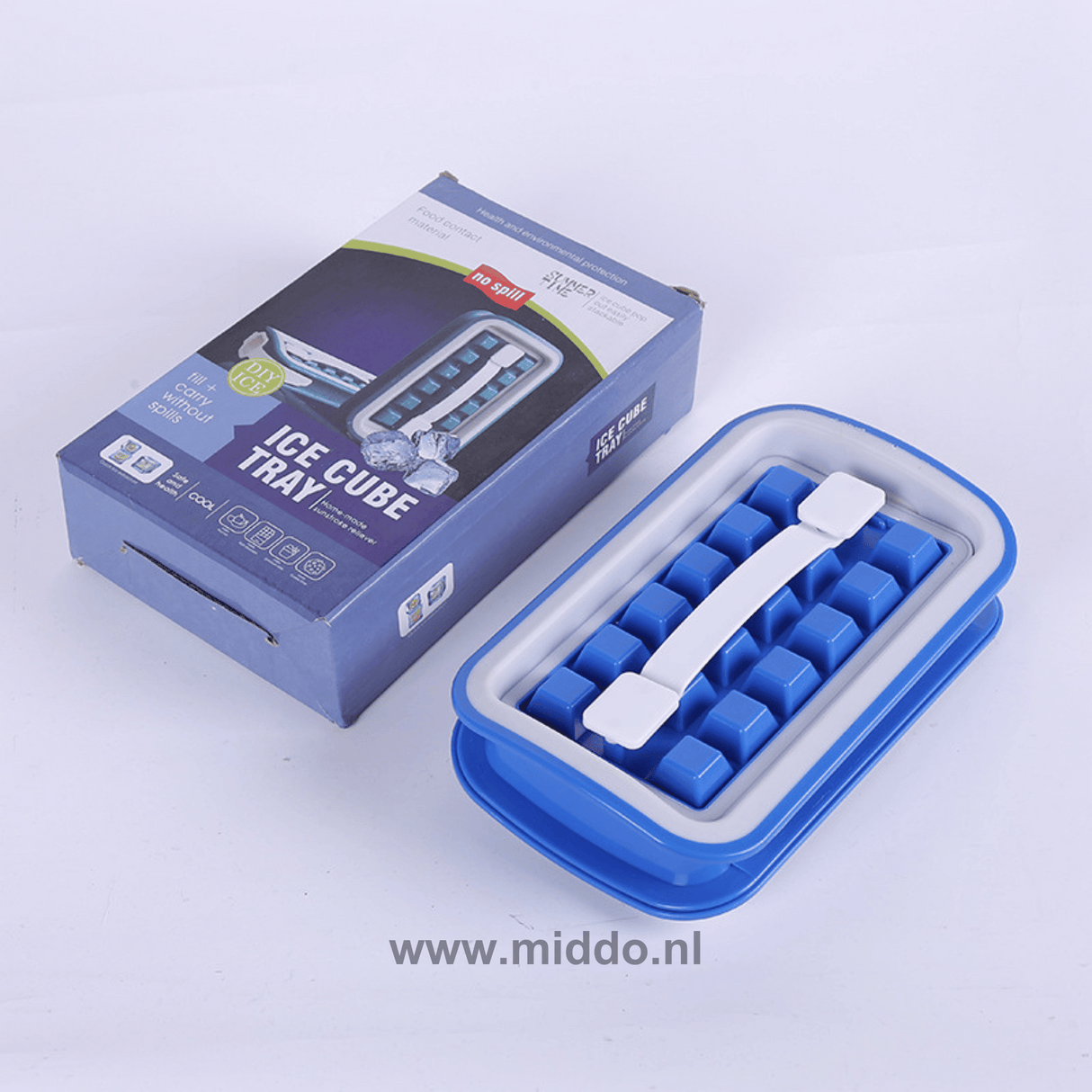 FrostyBalls-ijshouder blauw wit van kleur met verpakking op tafel