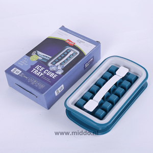 FrostyBalls-ijshouder groen wit van kleur met verpakking op tafel