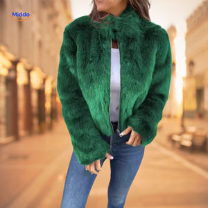 furelegancetm jas vrouw in groene imitaitebontjas met witte top en jeans