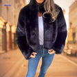 furelegancetm jas vrouw in zwarte imitaitebontjas met witte top en jeans