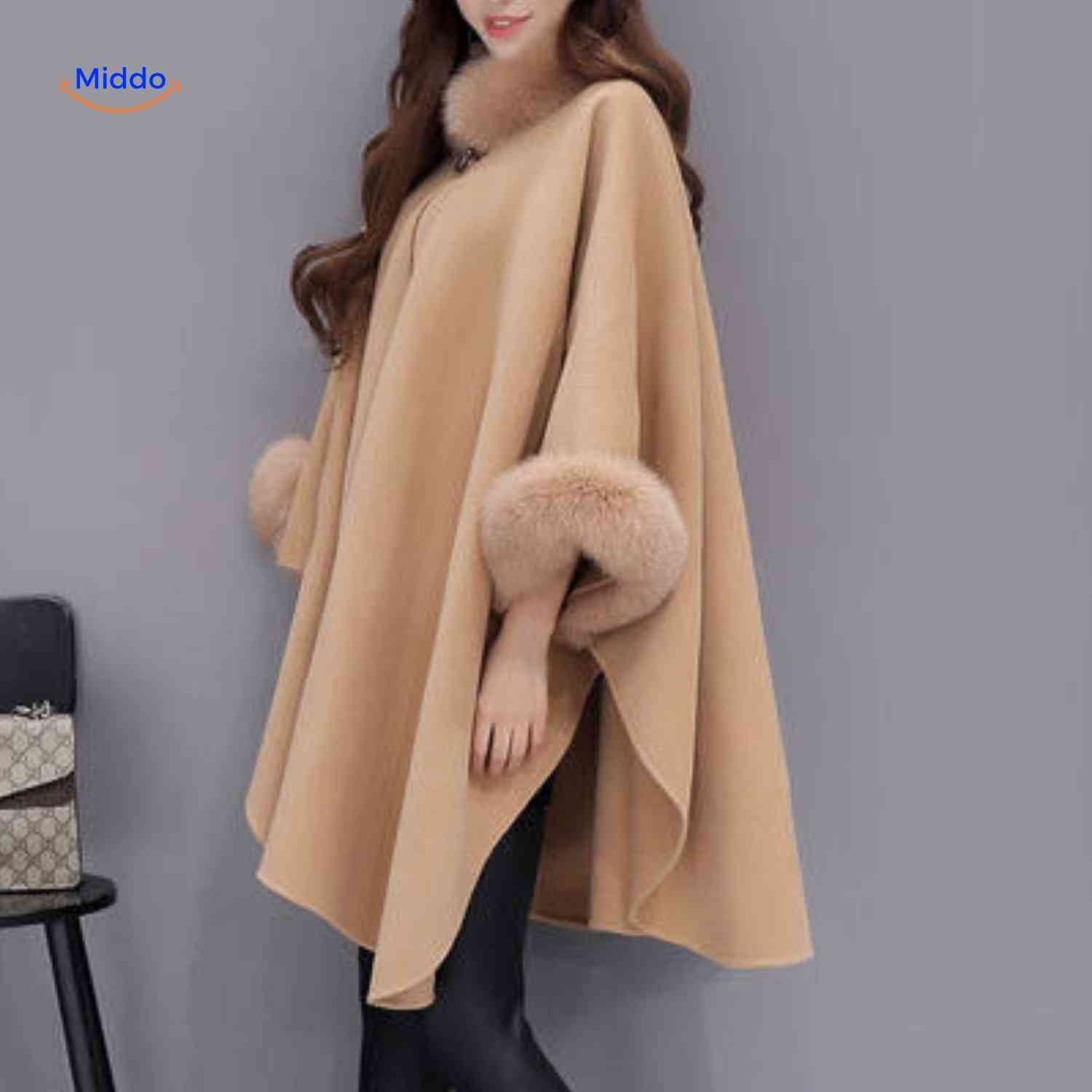 furina capejas dames poncho met bontkraag en manchetten www.middo.nl